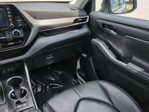 Used 2022 Toyota Highlander XLE FWD image 17
