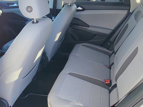 Used 2022 Volkswagen Taos SE w/ Panoramic Sunroof Package image 14