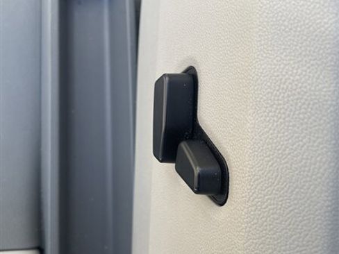 Used 2010 Chrysler Town & Country Limited w/ Entertainment Group #3 FWD image 9