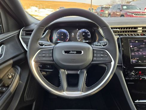New 2025 Jeep Grand Cherokee Altitude image 18