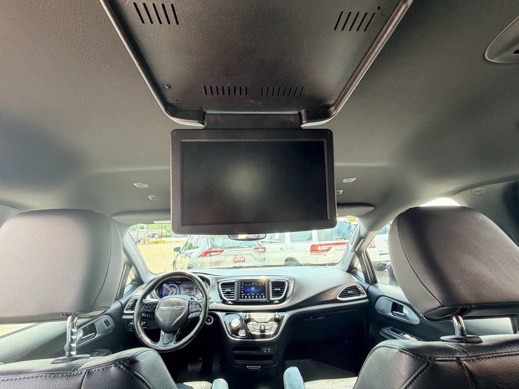 Used 2020 Chrysler Pacifica Touring-L w/ S Appearance Package FWD image 23