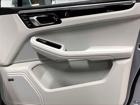 Used 2025 Porsche Macan image 29