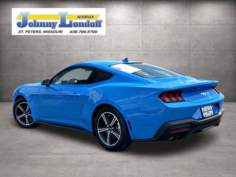 Used 2025 Ford Mustang Coupe RWD image 3