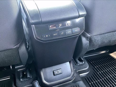 Used 2022 Toyota Highlander LE AWD/4WD image 33