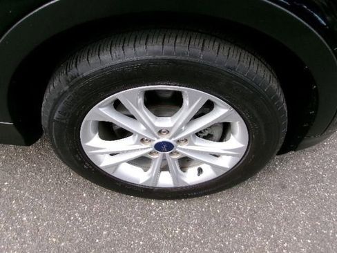 Certified 2017 Ford Escape SE w/ Equipment Group 201A image 4