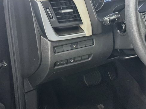 Used 2023 Nissan Rogue SV AWD/4WD image 17
