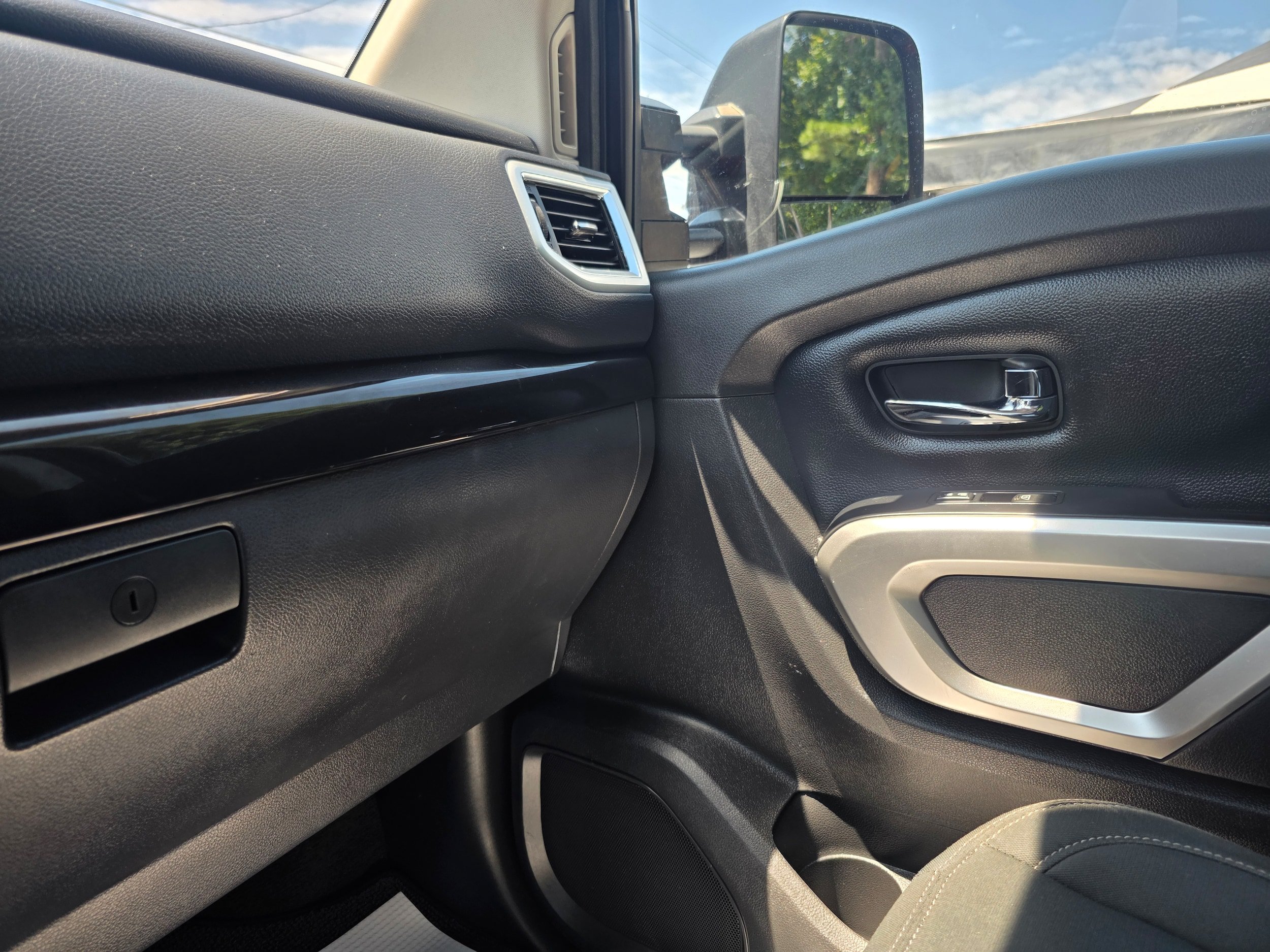 Used 2016 Nissan Titan SV AWD/4WD image 17