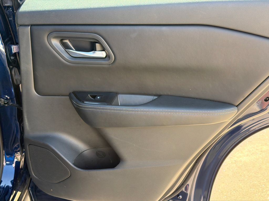 Used 2025 Nissan Rogue SV FWD image 16