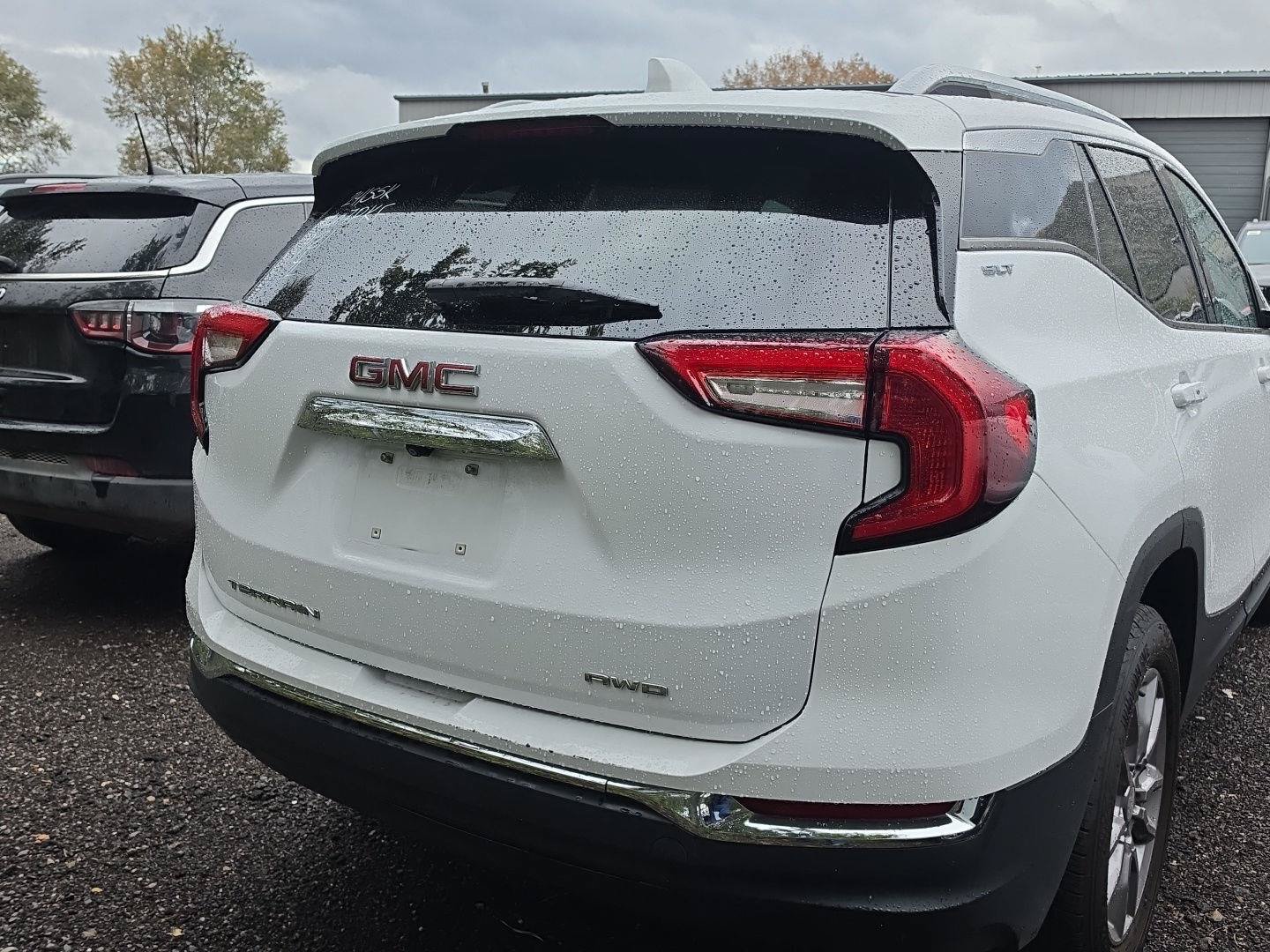 Used 2024 GMC Terrain SLT AWD/4WD image 3