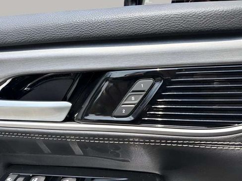 Used 2025 Jeep Wagoneer Series III w/ Premium Group I AWD/4WD image 7