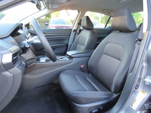 Used 2025 Nissan Altima 2.5 SV FWD image 11