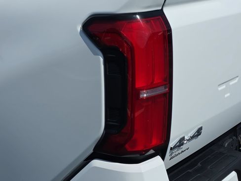 Used 2025 Toyota Tacoma SR5 AWD/4WD image 33