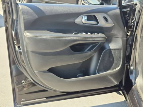 Used 2025 Chrysler Pacifica Select FWD image 11