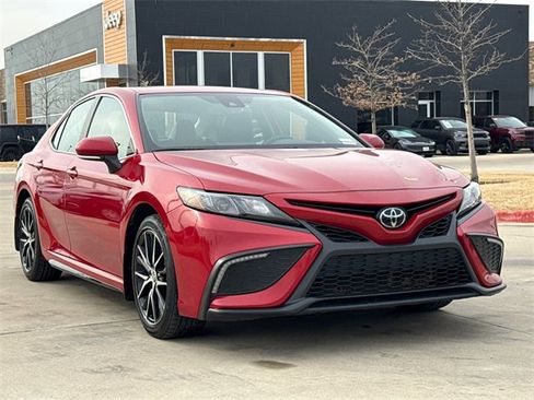 Used 2024 Toyota Camry SE image 2