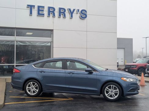 Used 2018 Ford Fusion SE w/ Fusion SE Technology Package image 2