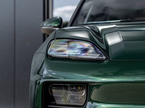 Certified 2025 Porsche Macan Electric RWD image 18
