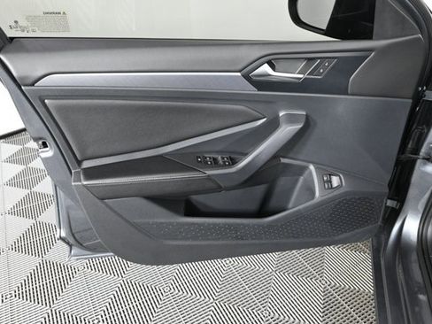 Certified 2023 Volkswagen Jetta SE w/ Panoramic Sunroof Package image 19