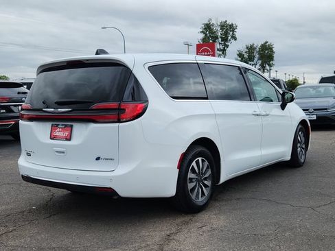 Used 2023 Chrysler Pacifica Touring-L FWD image 3