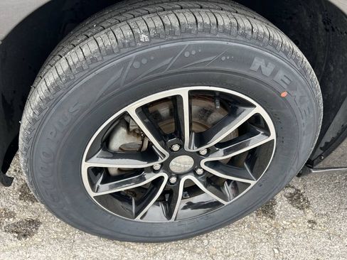 Used 2016 Dodge Grand Caravan SXT FWD image 16