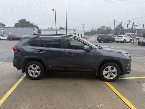 Used 2020 Toyota RAV4 XLE image 4