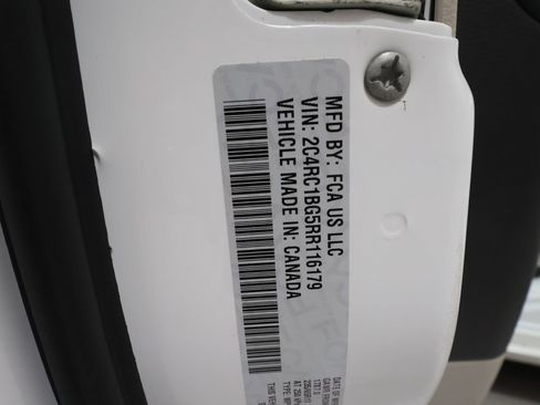 Used 2024 Chrysler Pacifica Touring-L image 30