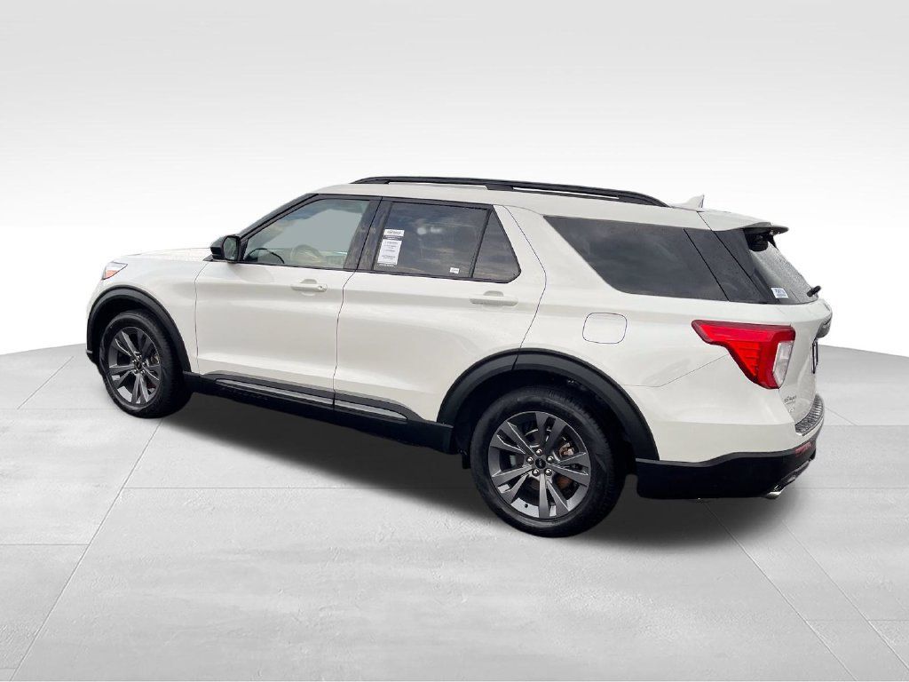 Used 2023 Ford Explorer XLT w/ Equipment Group 202A RWD image 3