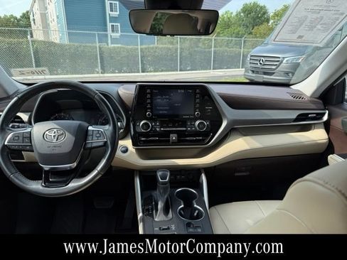Used 2021 Toyota Highlander XLE AWD/4WD image 15