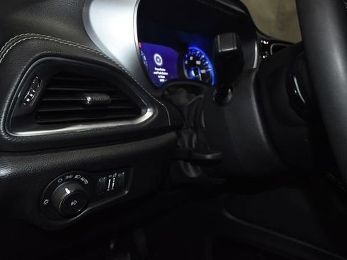 Certified 2025 Chrysler Pacifica Limited image 29