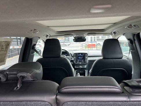 Certified 2025 Volvo XC40 B5 Plus w/ Climate Package image 18