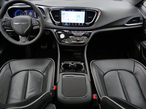 Used 2025 Chrysler Pacifica Limited FWD image 13