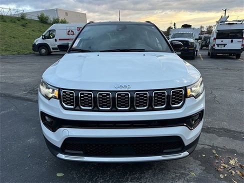 Used 2024 Jeep Compass Limited image 3