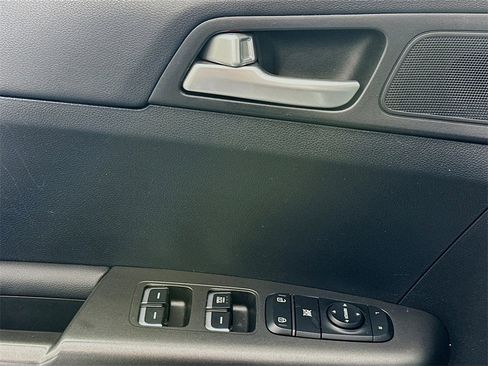 Used 2021 Kia Sportage LX image 17