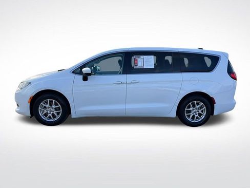 Used 2023 Chrysler Voyager LX FWD image 3