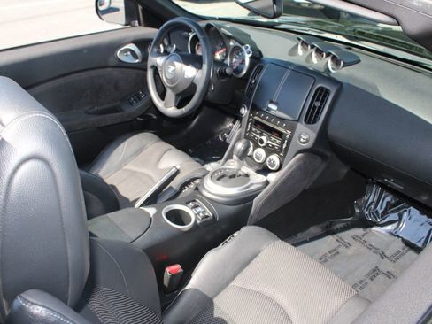 Used 2014 Nissan 370Z Touring RWD image 16