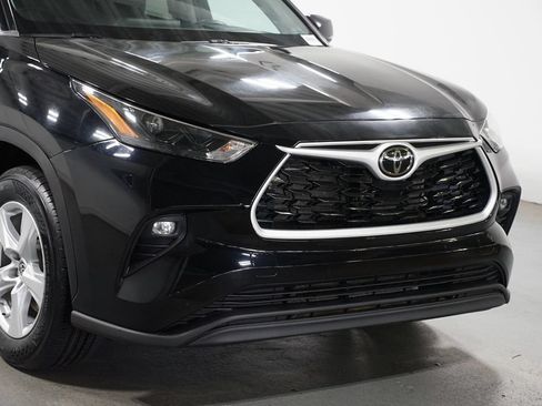 Certified 2024 Toyota Highlander LE FWD image 4