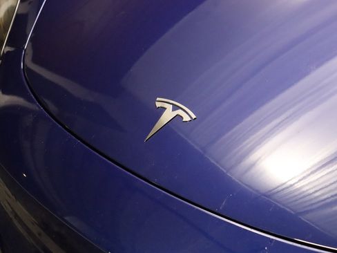 Used 2023 Tesla Model 3 Standard Range image 3