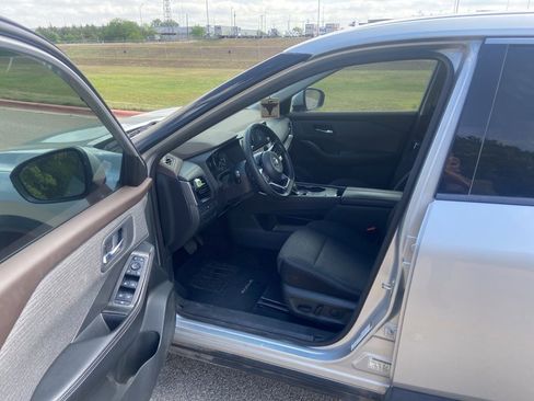 Used 2021 Nissan Rogue SV image 9