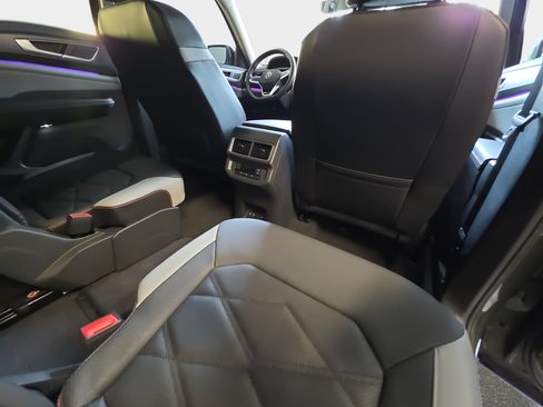 Used 2024 Volkswagen Atlas Peak Edition SEL AWD/4WD image 11