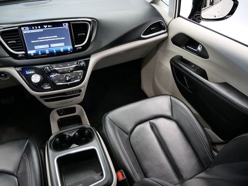 Used 2024 Chrysler Pacifica Touring-L image 17