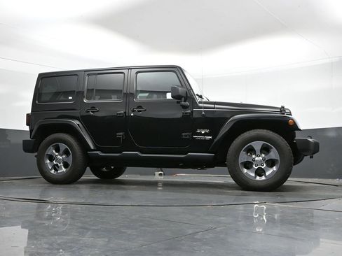 Used 2018 Jeep Wrangler Unlimited Sahara w/ Connectivity Group AWD/4WD image 38