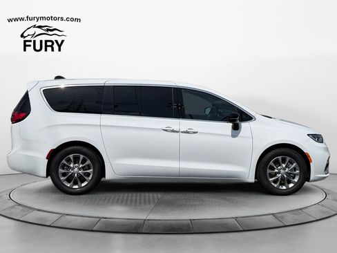 Used 2026 Chrysler Pacifica Limited FWD image 2