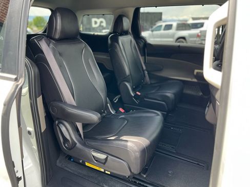 Used 2025 Kia Carnival EX FWD image 32