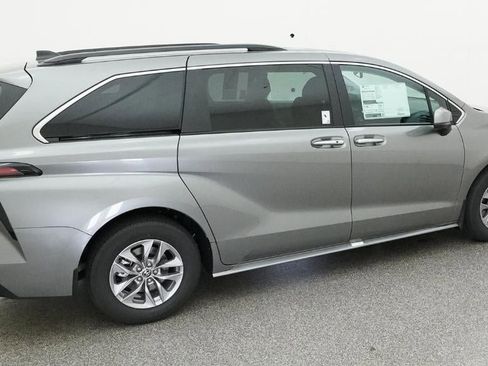 New 2026 Toyota Sienna XLE image 10