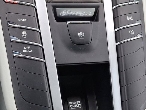 Used 2021 Porsche Macan S image 25