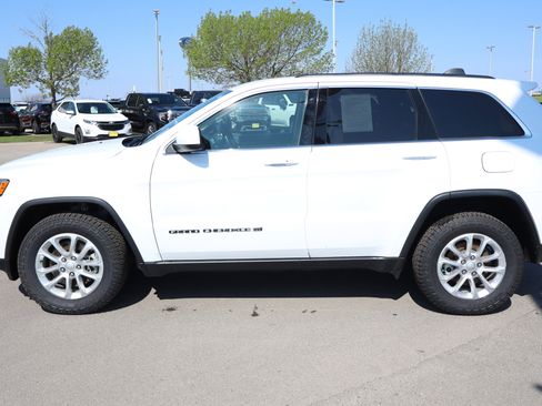Used 2022 Jeep Grand Cherokee Laredo E AWD/4WD image 4
