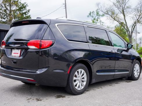 Used 2018 Chrysler Pacifica Touring-L Plus FWD image 8