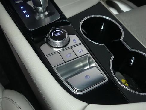 Used 2025 Genesis G70 2.5T image 35