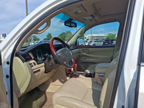 Used 2009 Lexus LX 570 4WD w/ Preferred Accessory Pkg image 2