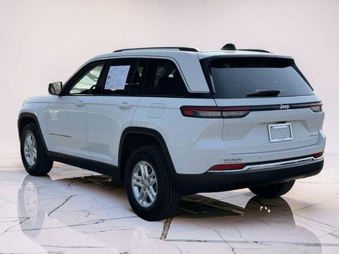 Used 2023 Jeep Grand Cherokee Laredo RWD image 3