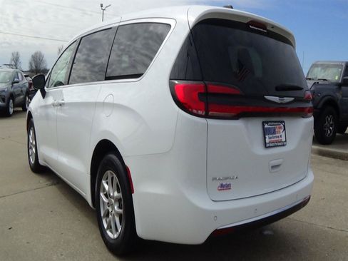 Certified 2025 Chrysler Pacifica Select FWD image 8